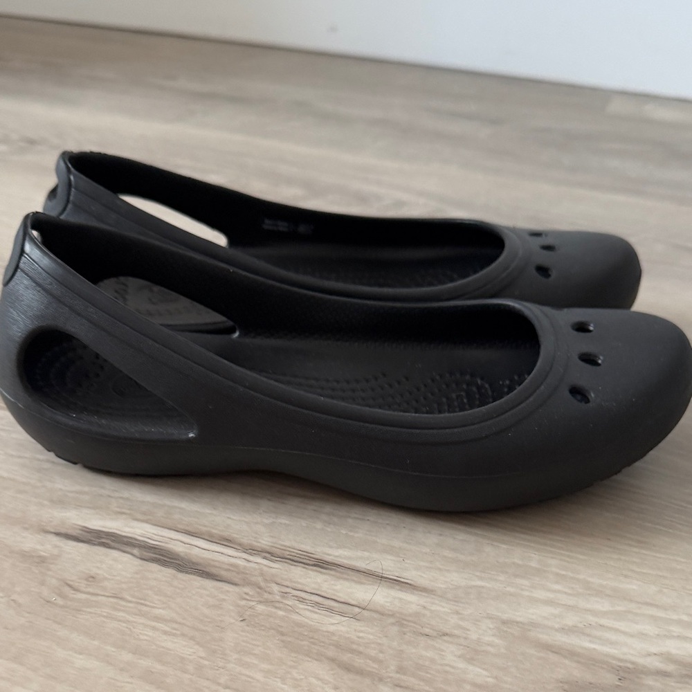 CROCS Women’s Black Slip-On Ballet Flats - Picture 2 of 5